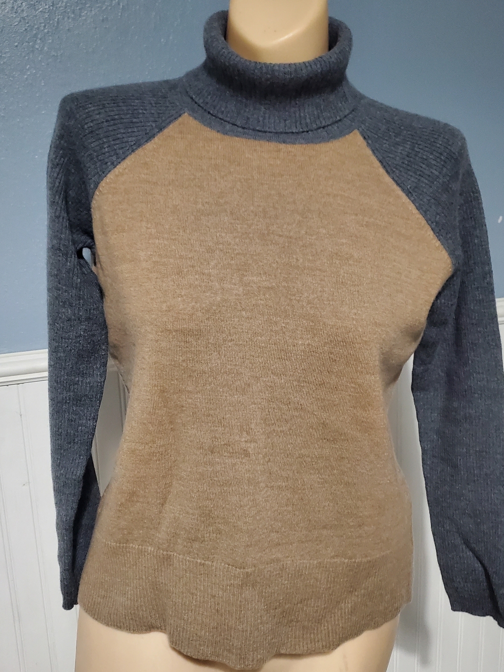 Pendleton Raglan Merino Wool Colorblock Turtleneck Sweater in Gray & Camel Sz M